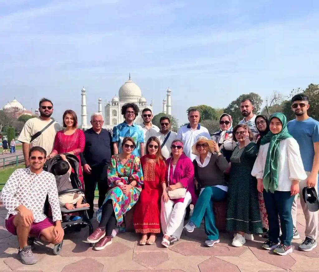 عکس دسته جمعی همسفران ما در سفر به هند